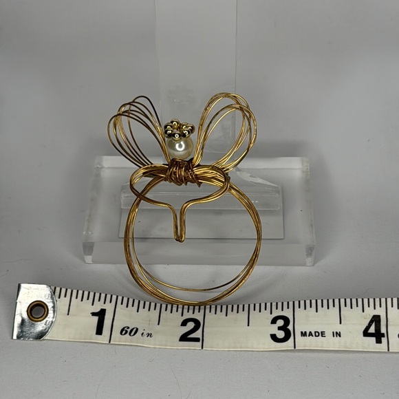 Gold Minimalist Brooch with Geometric Design - Picture 2 of 3